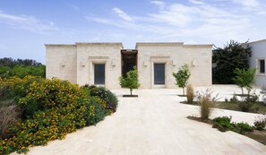 Un edificio con facciata simmetrica, due porte e un ingresso centrale.