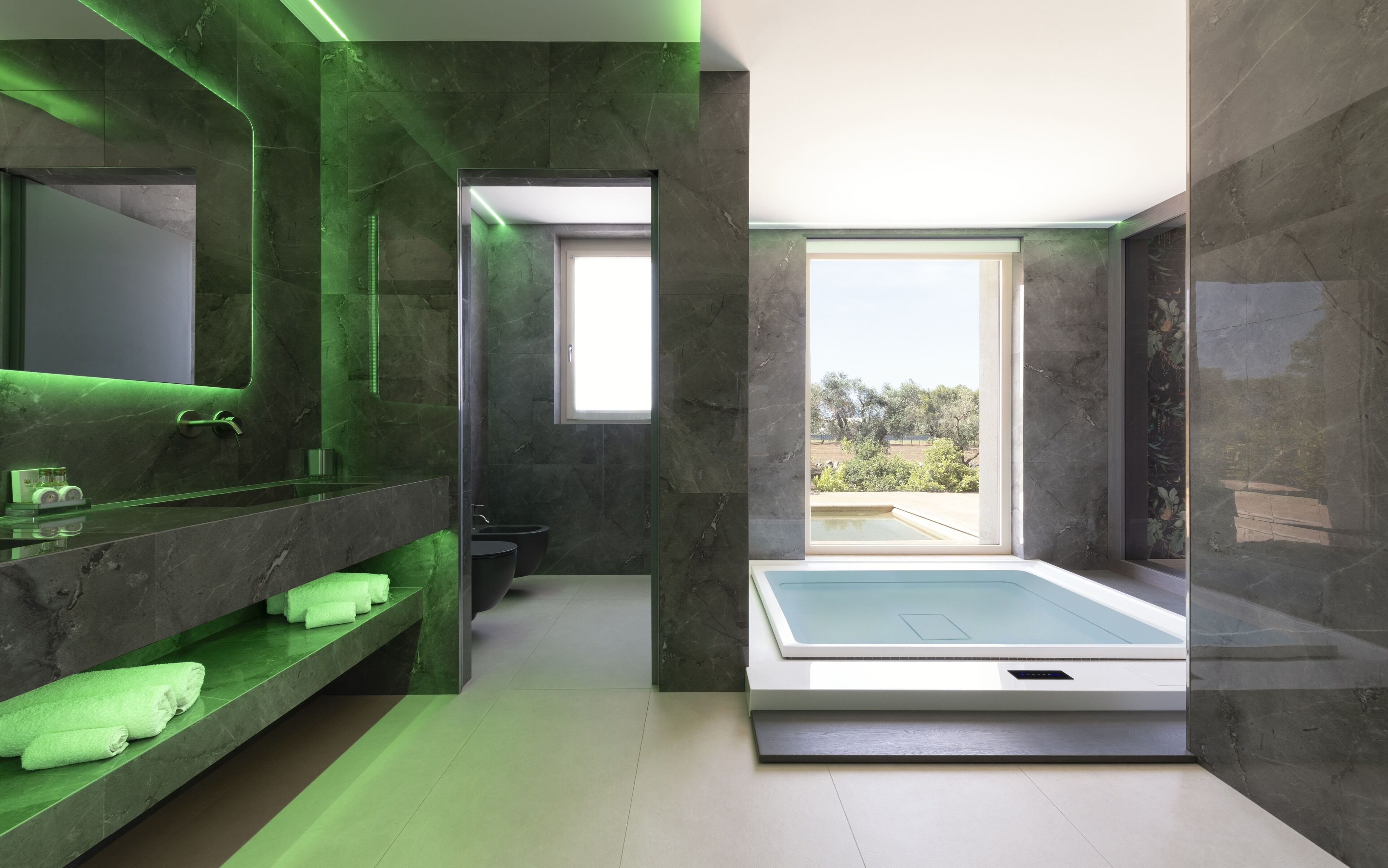 Dusche, Whirlpool, Haartrockner, Bidet