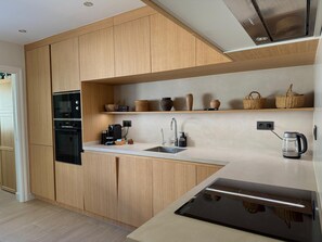 Frigorífico, microondas, horno y placa de cocina