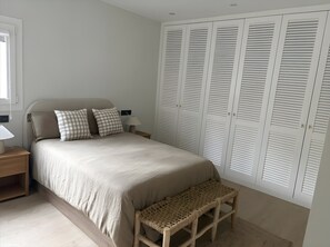 Tabla de planchar con plancha, wifi y ropa de cama 
