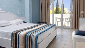 Una habitación de hotel con una cama, una ventana con cortinas y vistas al exterior.