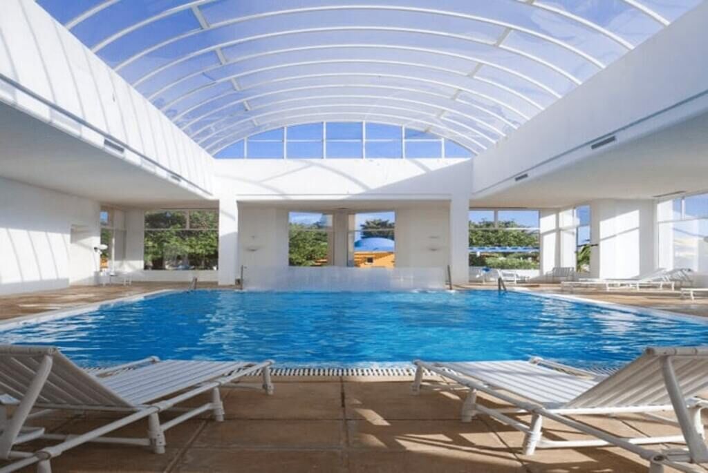 Una piscina al aire libre de temporada