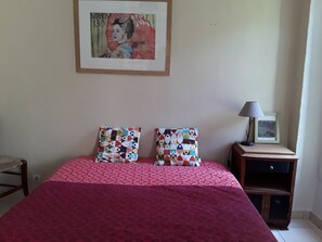 Tabla de planchar con plancha, internet y ropa de cama 