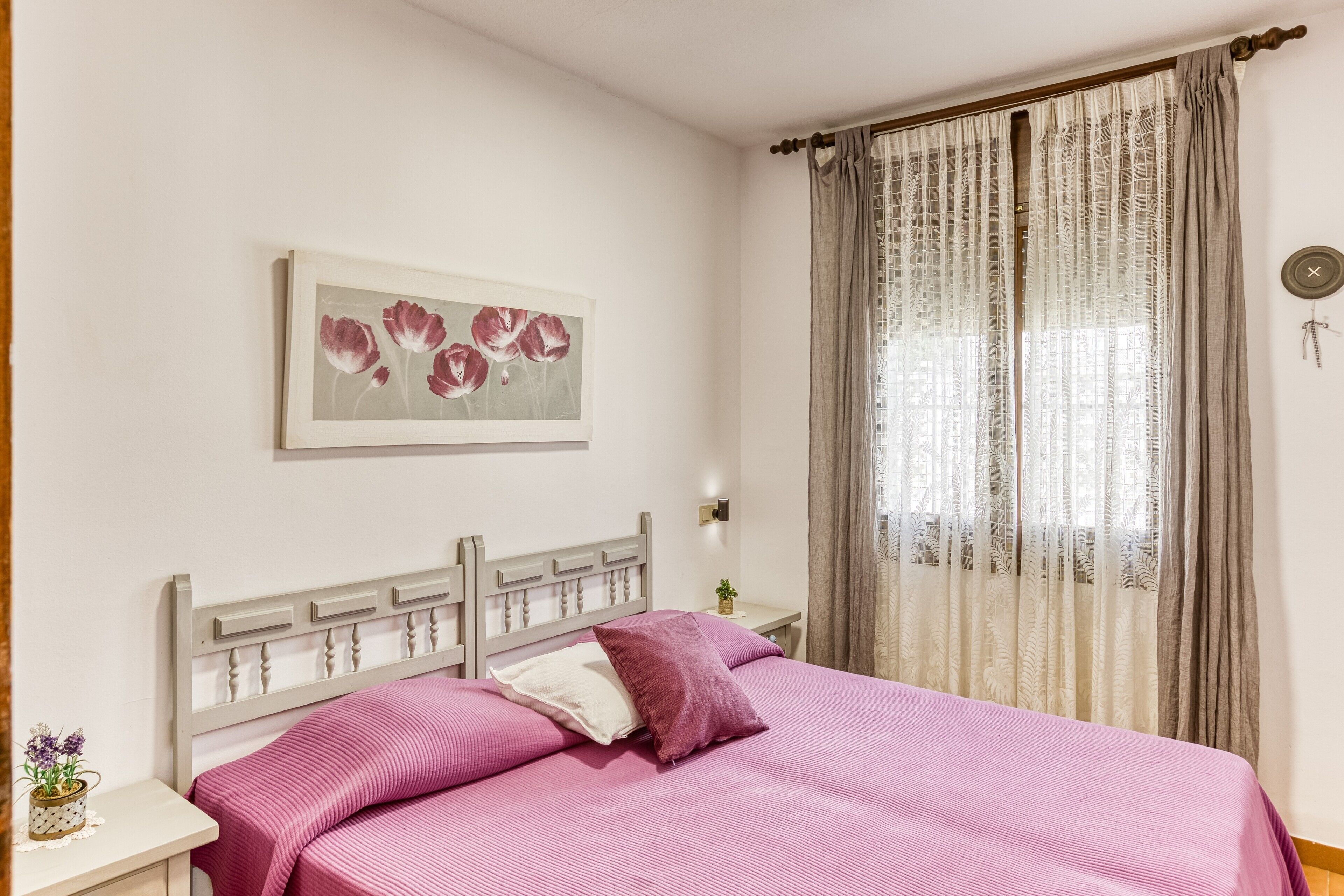 Tabla de planchar con plancha, wifi, ropa de cama