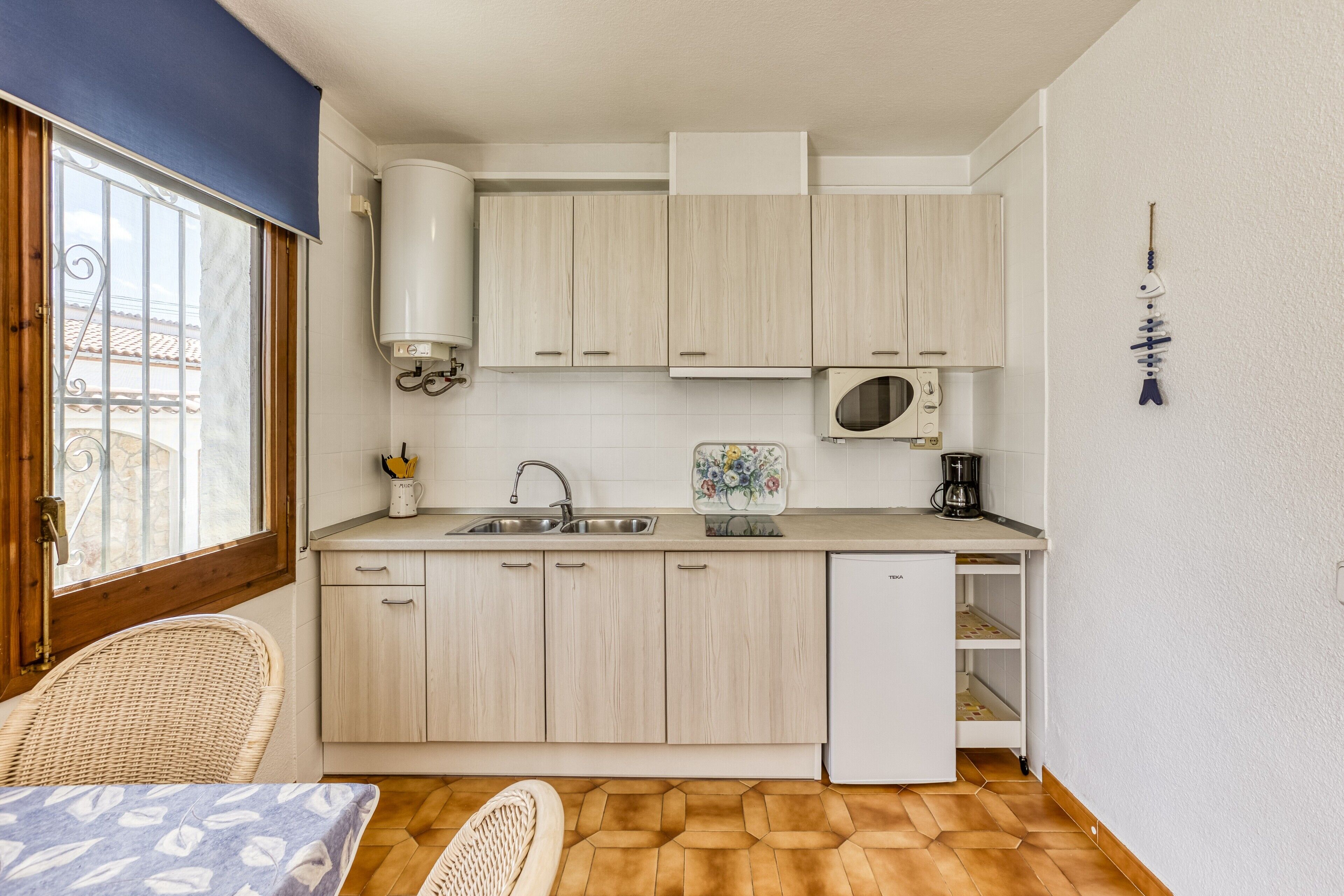 Frigorífico, microondas, horno y placa de cocina
