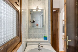 Shower, hair dryer, towels - Apartment 'Salins Studio' with Lake View, Wi-Fi and Air Conditioning (Empuriabrava)