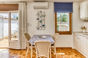 Dining - Apartment 'Salins Studio' with Lake View, Wi-Fi and Air Conditioning (Empuriabrava)