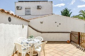 Outdoor dining - Apartment 'Salins Studio' with Lake View, Wi-Fi and Air Conditioning (Empuriabrava)