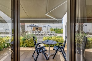Outdoor dining - Apartment 'Salins Studio' with Lake View, Wi-Fi and Air Conditioning (Empuriabrava)