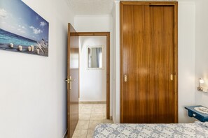 Iron/ironing board, WiFi, bed sheets - Apartment 'Salins Studio' with Lake View, Wi-Fi and Air Conditioning (Empuriabrava)