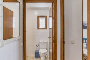 Shower, hair dryer, towels - Apartment 'Salins Studio' with Lake View, Wi-Fi and Air Conditioning (Empuriabrava)