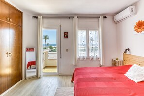 Tabla de planchar con plancha, wifi y ropa de cama 