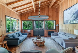 Fernseher, Kamin, Tischtennisplatte, Bücher