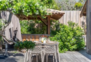 Outdoor dining - Vrbo Property (Lège-Cap-Ferret)