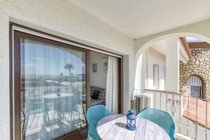 Outdoor dining - Apartment 'Salins 5' with Sea View, Wi-Fi and Air Conditioning (Empuriabrava)