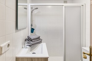 Chuveiro, secador de cabelo, toalhas de banho 