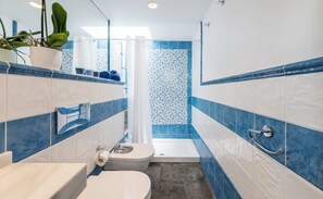 Shower, hair dryer, bidet, towels - House in front of the sea in Agaete - Gran Canaria (CN)