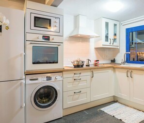 Fridge, microwave, oven, stovetop - House in front of the sea in Agaete - Gran Canaria (CN)