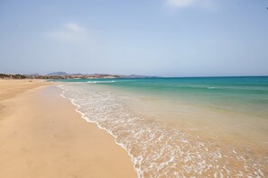 A beach with clear water, a sandy shore, and distant mountains. - Vacation Apartment 'Ansai Beach' with Sea View, Private Terrace and Wi-Fi (Costa Calma)