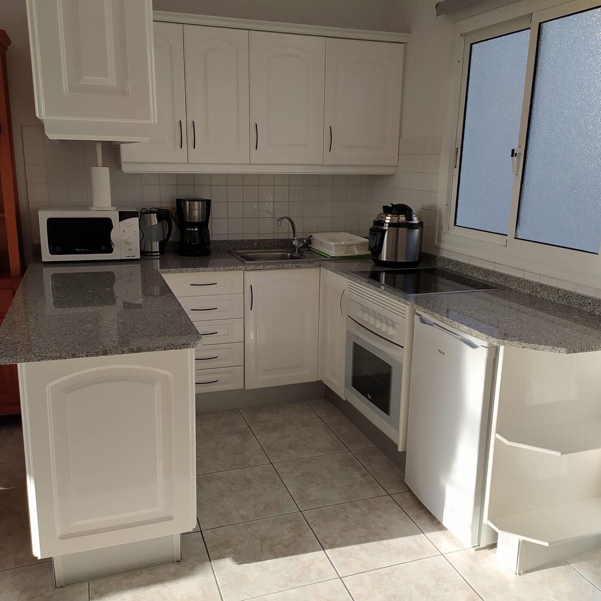 Refrigerador, microondas, horno y parrilla de estufa 