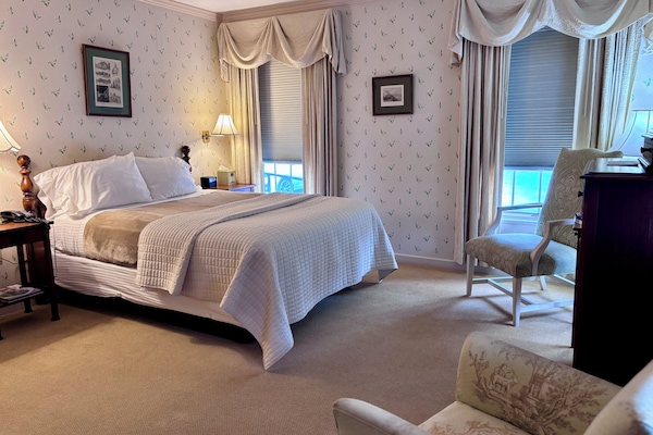 Superior Single Room, 1 Queen Bed | Iron/ironing board, free WiFi