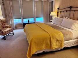 Habitación individual estándar, 1 cama de matrimonio grande | Tabla de planchar con plancha, cuna de viaje, wifi gratis y ropa de cama