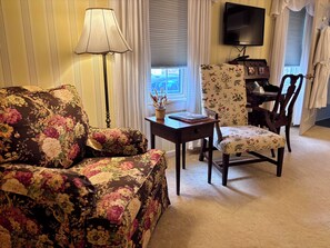 Living area - Deerfield Inn (Deerfield)