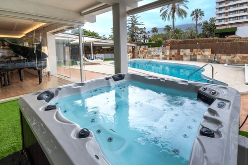 Luxury Villa with Pool, Jacuzzi, Cardio area, and Gardens in El Botánico, Puerto de la Cruz