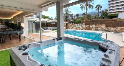 Luxury Villa with Pool, Jacuzzi, Cardio area, and Gardens in El Botánico, Puerto de la Cruz