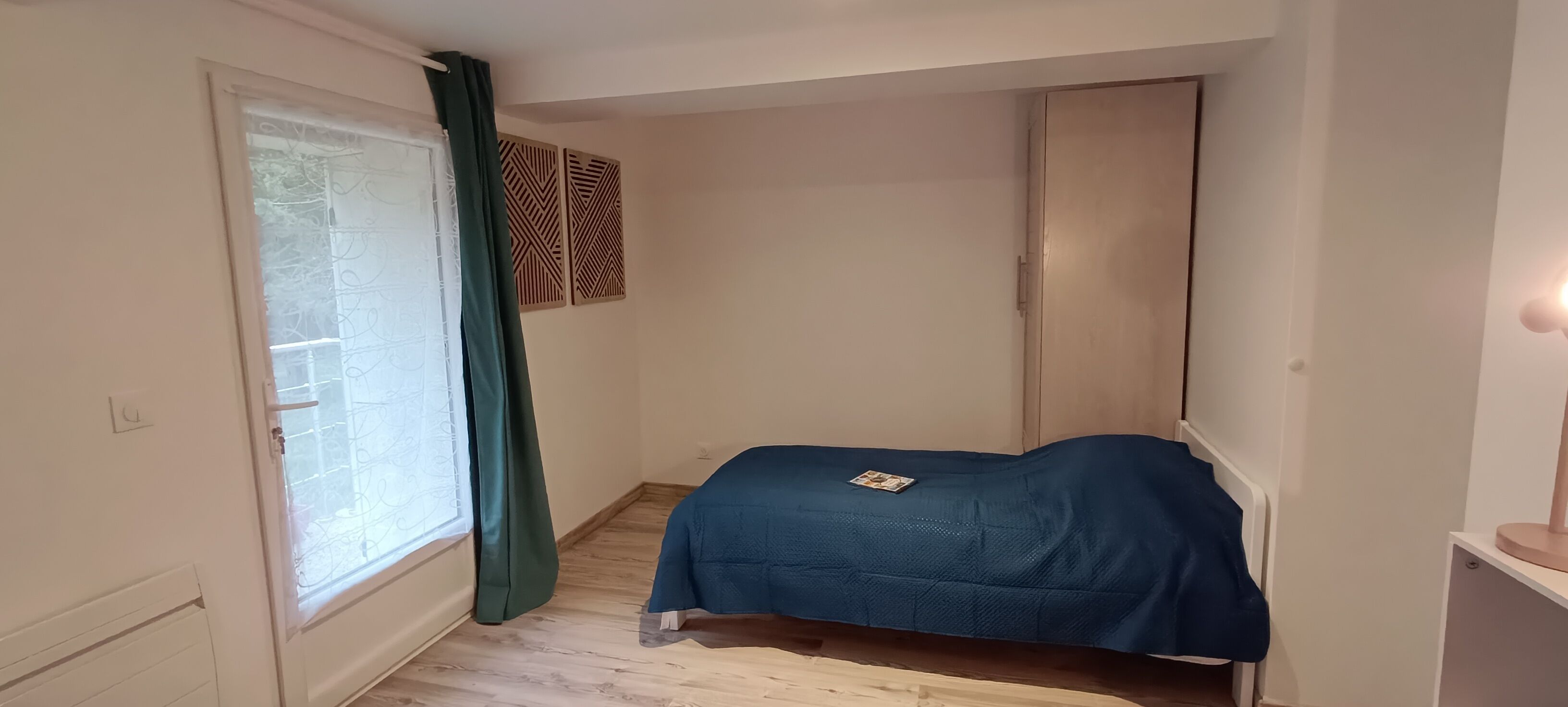 1 slaapkamer, een strijkplank/strijkijzer, reisbedje, gratis wifi