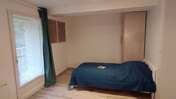 1 slaapkamer, een strijkplank/strijkijzer, reisbedje, gratis wifi