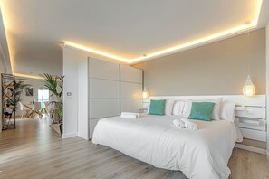 Tabla de planchar con plancha, wifi gratis y ropa de cama 