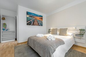 Tabla de planchar con plancha, wifi gratis y ropa de cama 