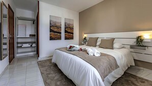 A bedroom with a bed, a bedside table, a nightstand, a wardrobe, and two wall-mounted paintings. - Sea and viewpoint view N6 (Puerto de la Cruz)