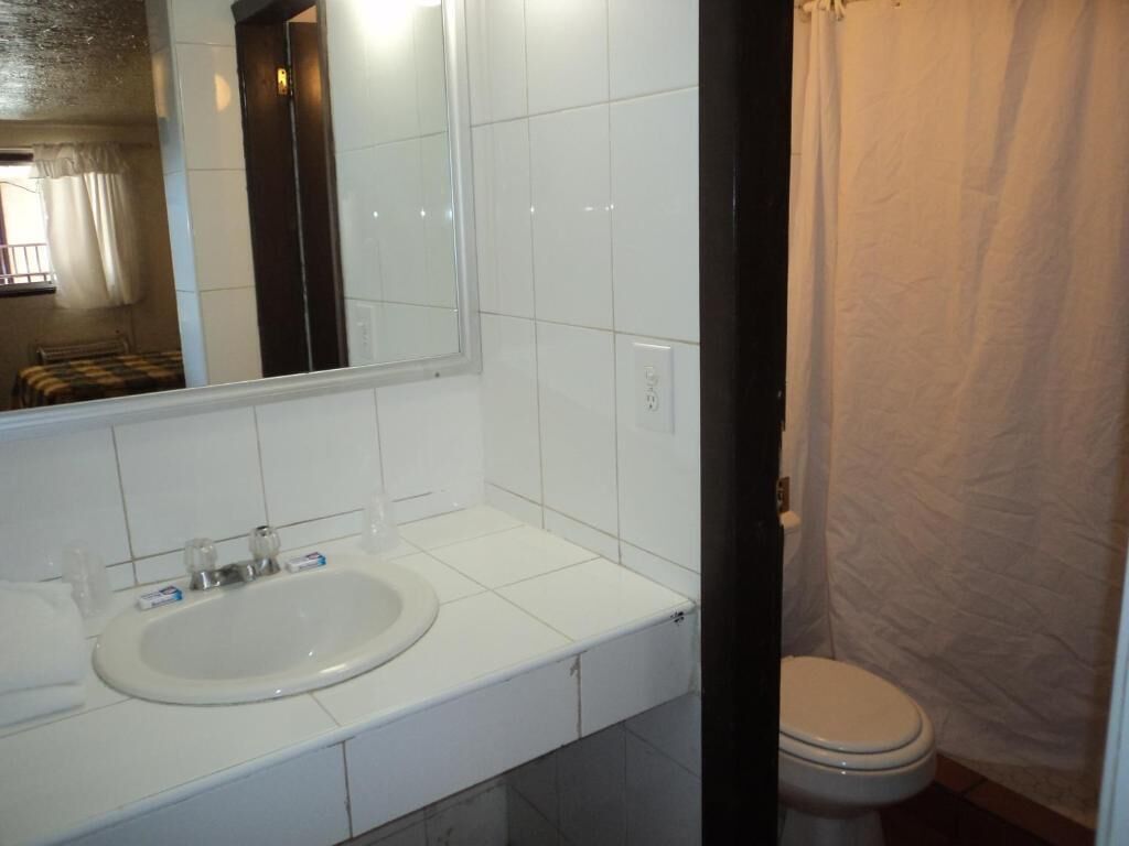 Amenidades de baño gratuitas, toallas, papel de baño 