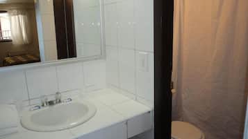 Amenidades de baño gratuitas, toallas, papel de baño