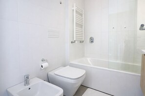 Haartrockner, Bidet, Handtücher, Seife