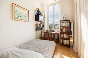 Tabla de planchar con plancha, wifi gratis y ropa de cama 
