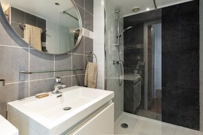 Dusche, Haartrockner, Handtücher