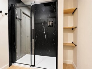 Shower, hair dryer, towels, shampoo - Studio Elvis | A/C • 5 min downtown | Unit 9 (Québec City)