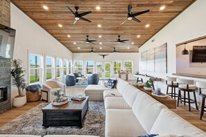 Smart TV, fireplace - Shady Cove- Waterfront, Private Dock, Hot tub (Graford)