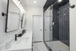 Shower, towels - Shady Cove- Waterfront, Private Dock, Hot tub (Graford)