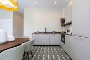 Fridge, microwave, oven, dishwasher - Bright Apartment in the heart of Granada. San Anton 304 (Granada)