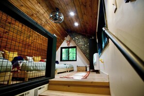 WiFi, bed sheets - Camp Firefly, Secluded Cabin, Hot Tub, Forest View, Cozy Escape great for couples with kids! (Campton)