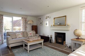 TV, fireplace, offices - Stylish Itchenor Home, Walk to Harbour & Pub (Itchenor)