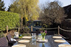 Outdoor dining - Stylish Itchenor Home, Walk to Harbour & Pub (Itchenor)