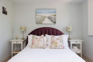 Iron/ironing board, WiFi, bed sheets - Stylish Itchenor Home, Walk to Harbour & Pub (Itchenor)