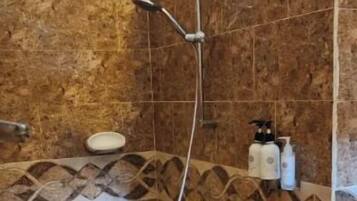 Jabón, champú y papel higiénico