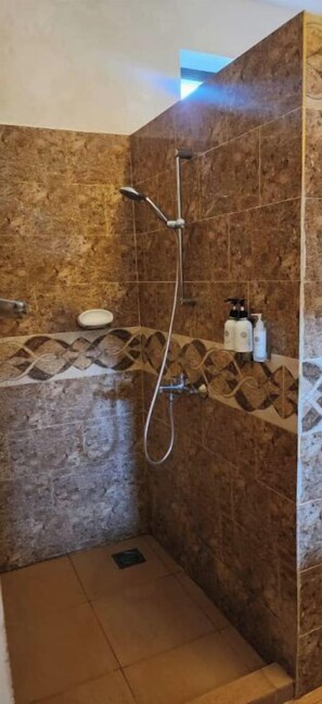 Xà phòng, dầu gội, giấy vệ sinh 