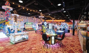 Casino - Mountain Views, Indoor Pool, Game Room, By Parkway, Six Bedroom Home Including Four King Suites, Hot Tub, Minutes to Dollywood, Gatlinburg & Great Smoky Mountains National Park, 24 Hr Hospitality (Pigeon Forge)